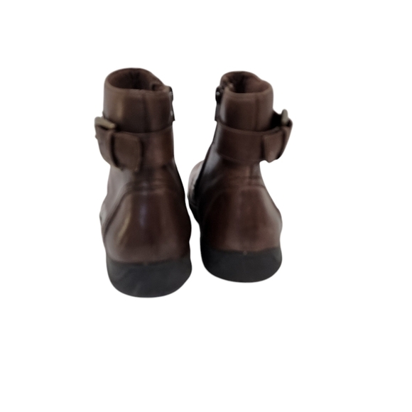 CLARKS ROUCHED SIDE ZIPPERED LEATHER ANKLE BOOT - Picture 7 of 10